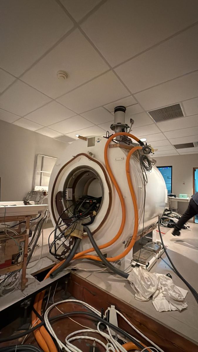 Scanner bore with cabling disconnected during deinstallation in a hospital room